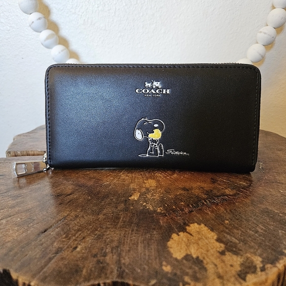 COACH Peanuts Snoopy Black Leather Accordion Zip Wallet Limited Edition NWT - Picture 3 of 13